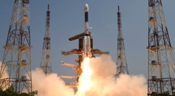 चन्द्रमामा अन्तरिक्षयान पठाएको भारतले फेरि सातवटा भूउपग्रह अन्तरिक्षमा पठायो